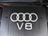 V8 Logo (Motorraum)